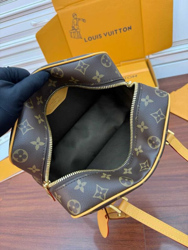 LOUIS VUITTON M46321 Shoulder bag