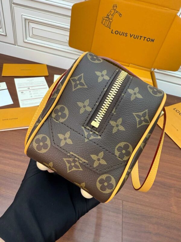 LOUIS VUITTON M46321 Shoulder bag