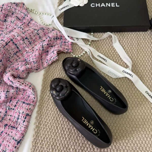 CHANEL Flat shoes