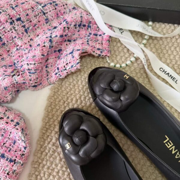 CHANEL Flat shoes