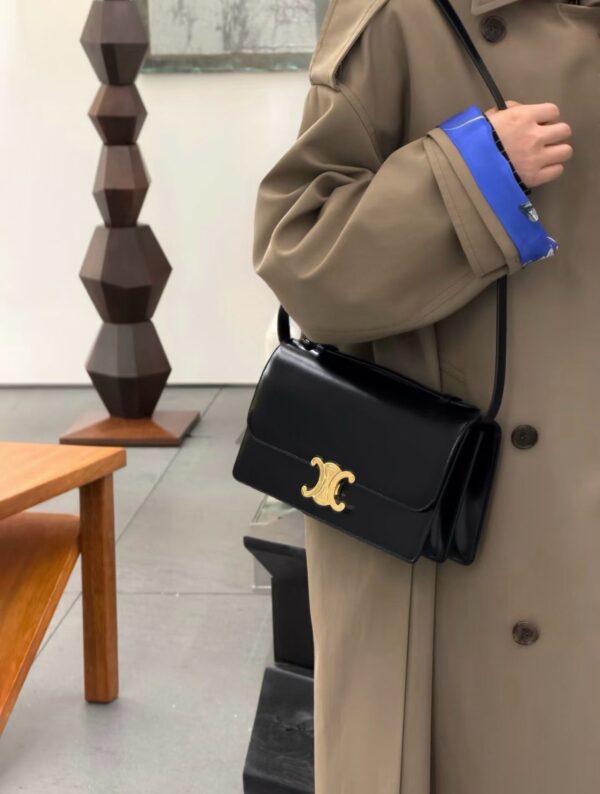 CELINE MEDIUM TRIOMPHE FOLIO IN Natural calfskin
