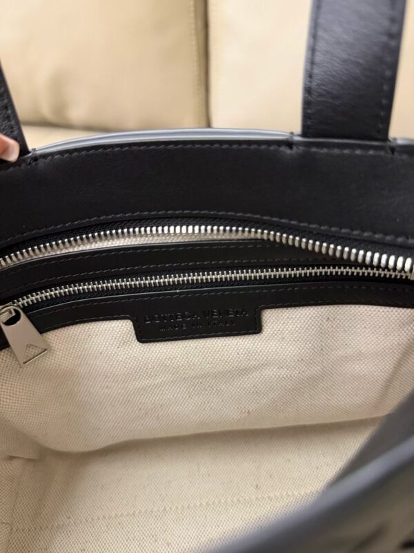 Bottega Veneta MINI ZIPPED TOTE