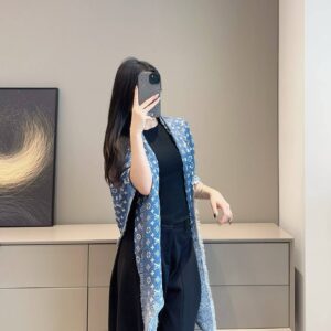 LOUIS VUITTON Square scarf