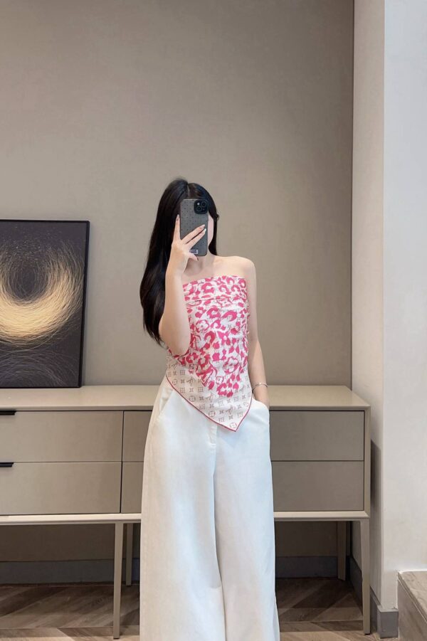 LOUIS VUITTON Square silk scarf