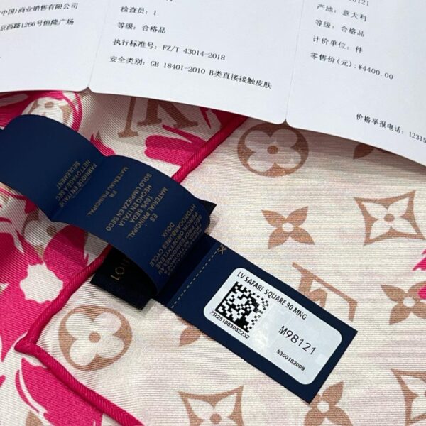 LOUIS VUITTON Square silk scarf
