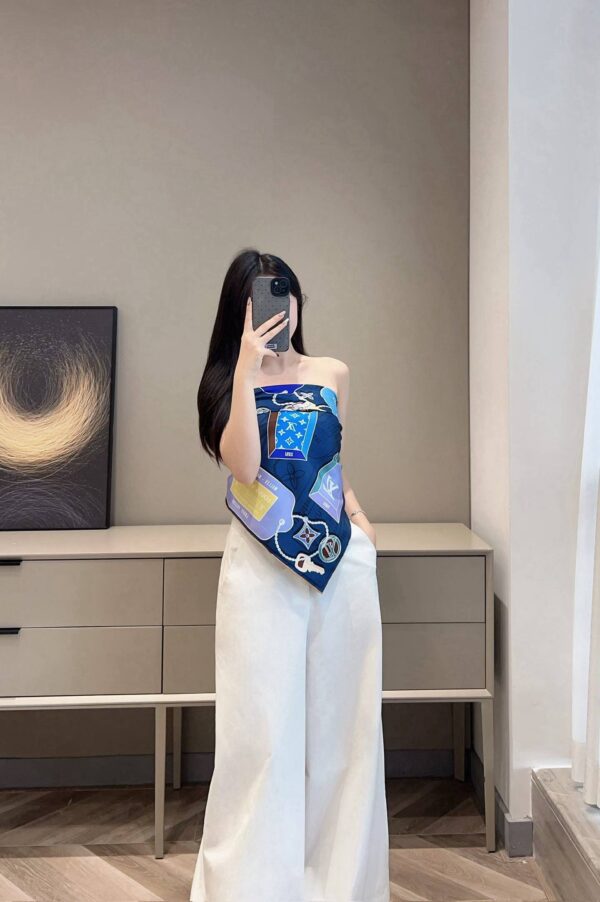 LOUIS VUITTON Square silk scarf