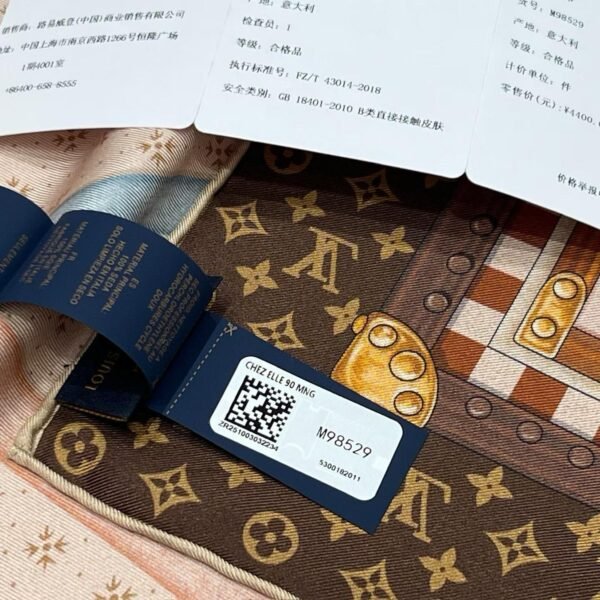 LOUIS VUITTON Square silk scarf