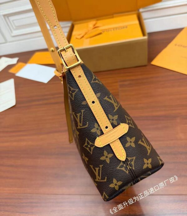 LOUIS VUITTON M28101 CarryAll East West Bag
