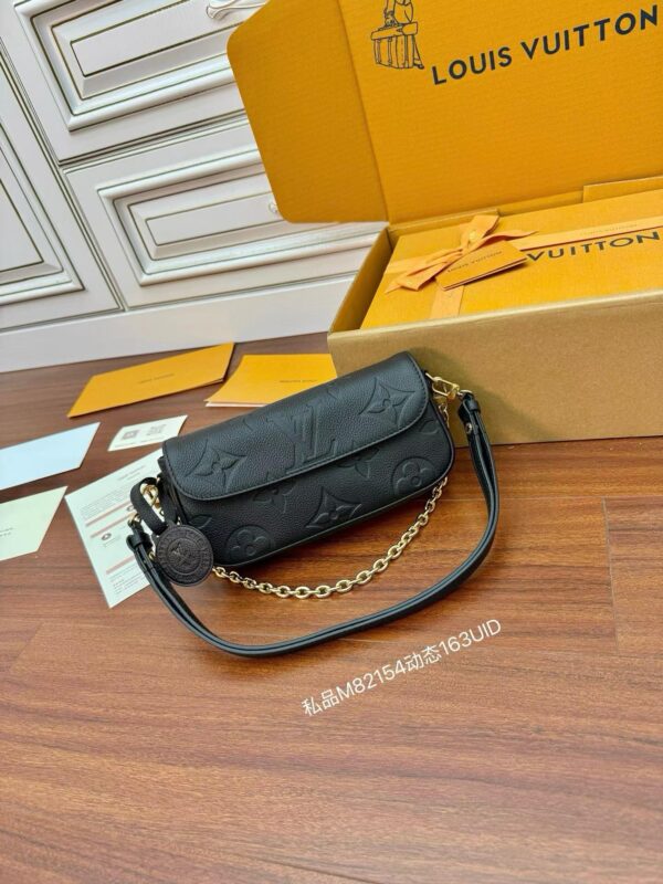 LOUIS VUITTON  M82154 Ivy Wallet on Chain Bag