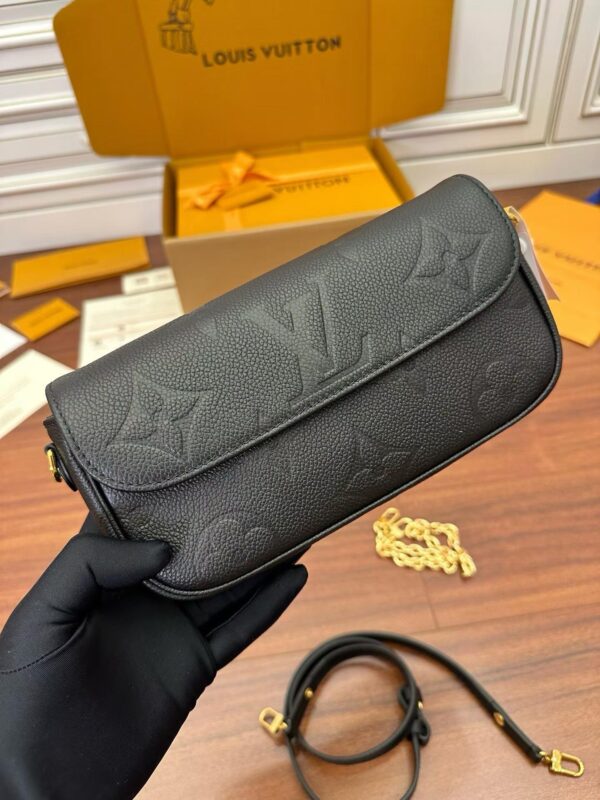 LOUIS VUITTON  M82154 Ivy Wallet on Chain Bag