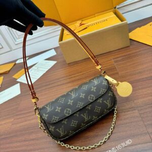 LOUIS VUITTON  M81911Ivy Wallet On Chain Bag