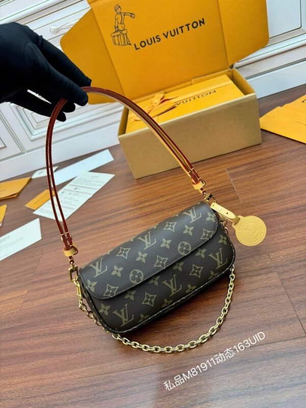LOUIS VUITTON  M81911Ivy Wallet On Chain Bag