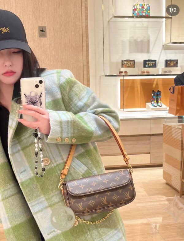 LOUIS VUITTON  M81911Ivy Wallet On Chain Bag