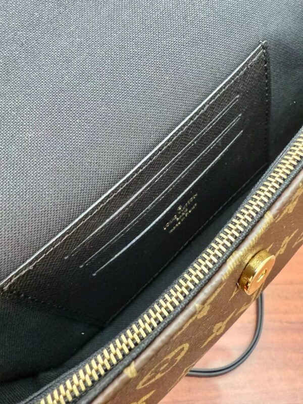 LOUIS VUITTON  M26587 Ivy Wallet On Chain Bag