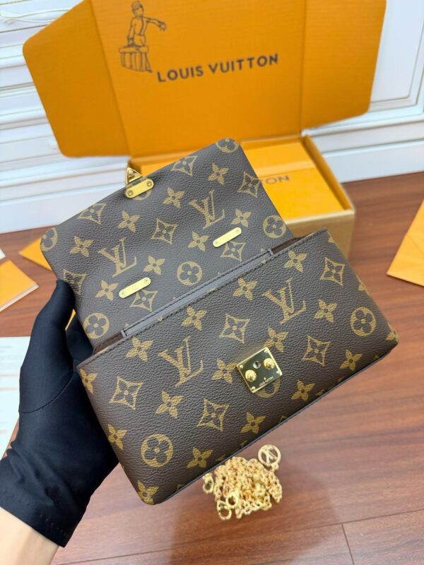 LOUIS VUITTON M28426 New Nano Madeleine Bag
