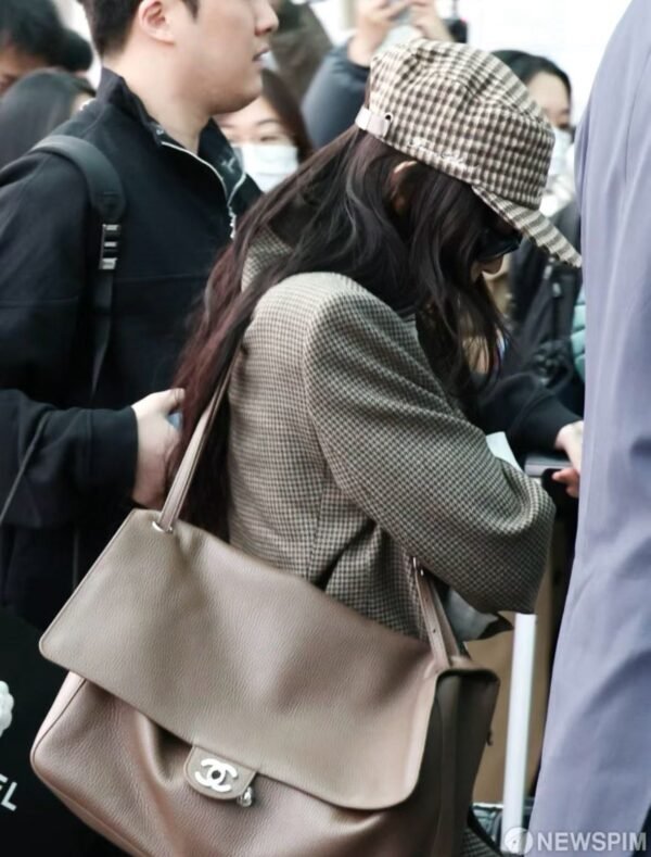 CHANEL Maxi Flapbag