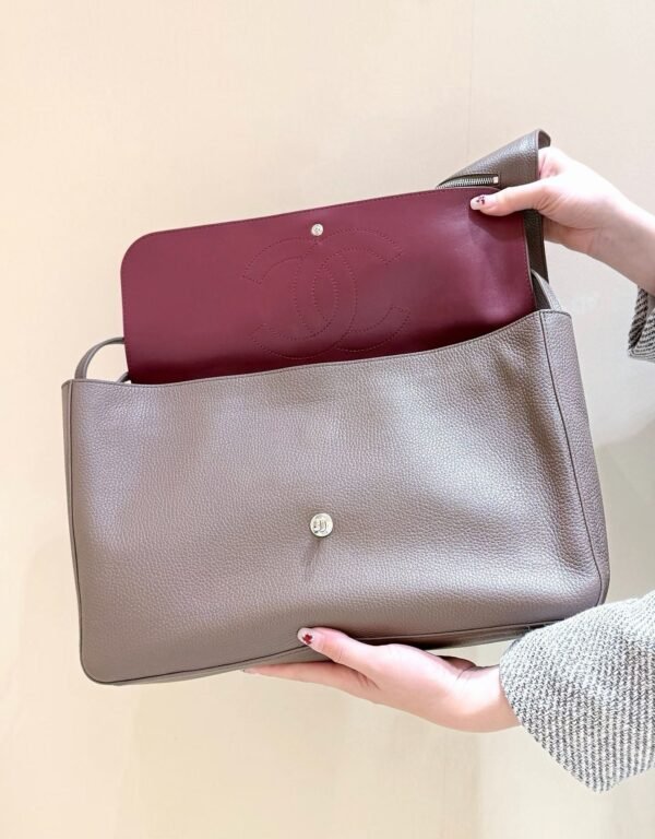 CHANEL Maxi Flapbag