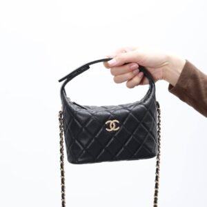 CHANEL Classic Clutch with Chain