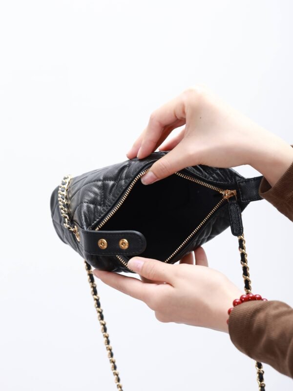CHANEL Classic Clutch with Chain