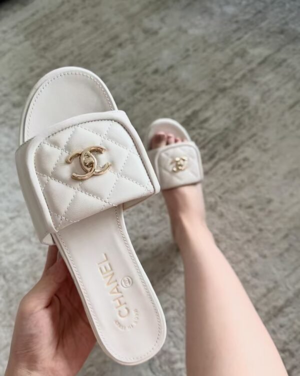 CHANEL   slippers