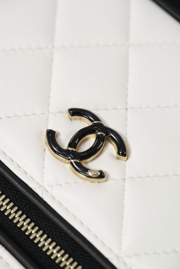 CHANEL Vanity with Chain
