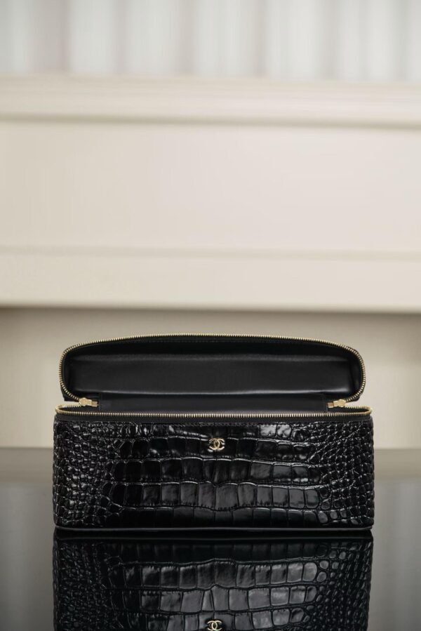 CHANEL Vanity with Chain