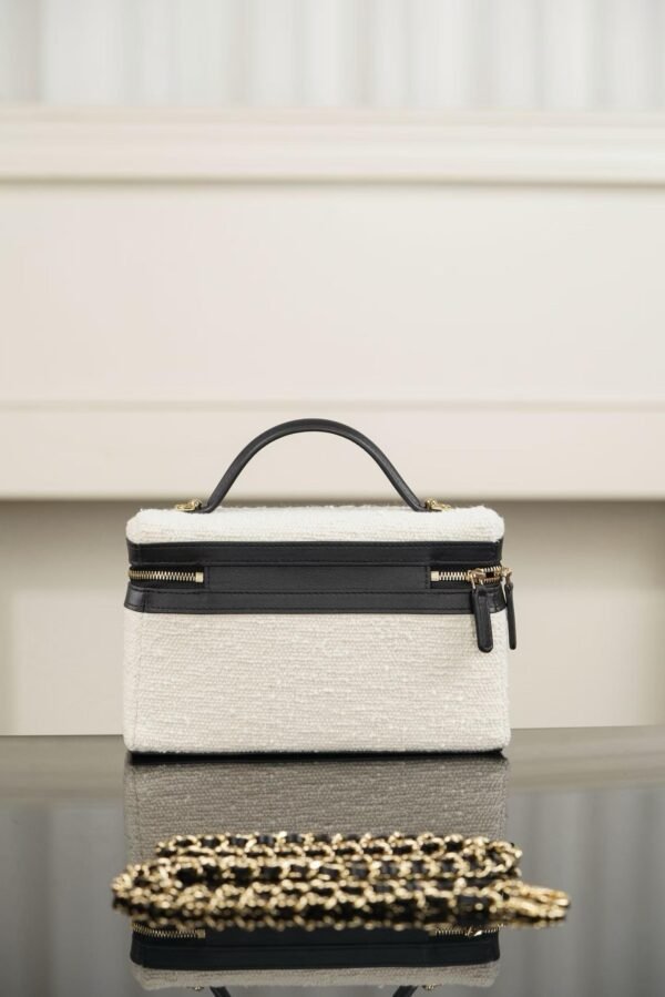 CHANEL Vanity with Chain