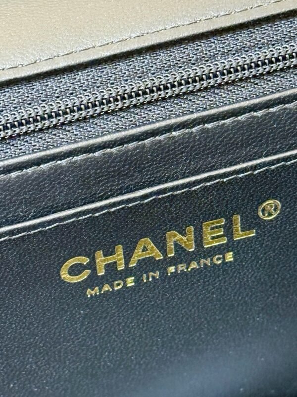 CHANEL 25K Flip-top bag
