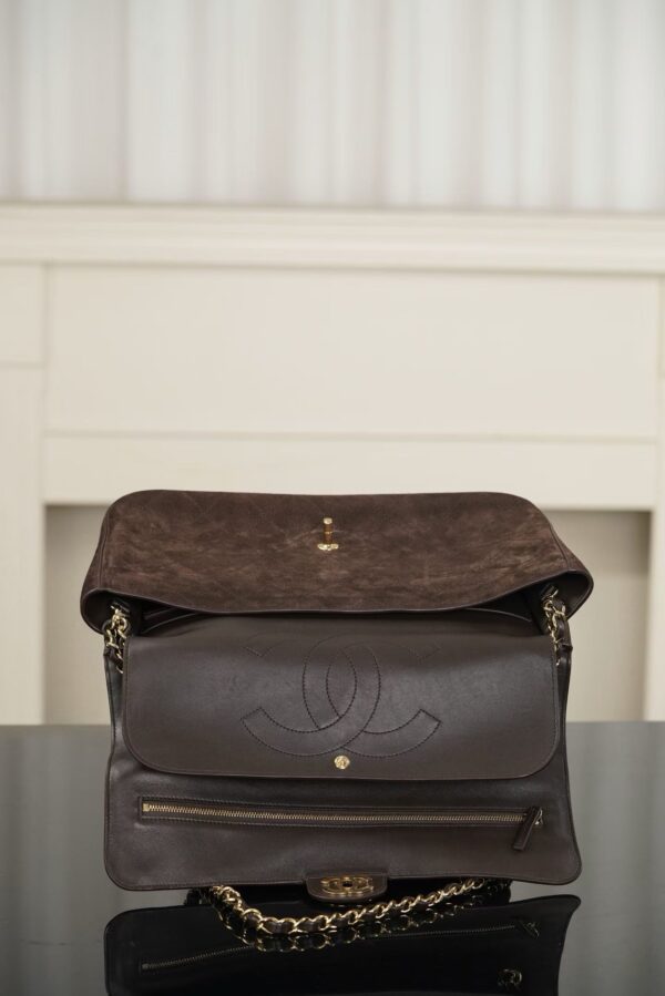 CHANEL Maxi Flap bag