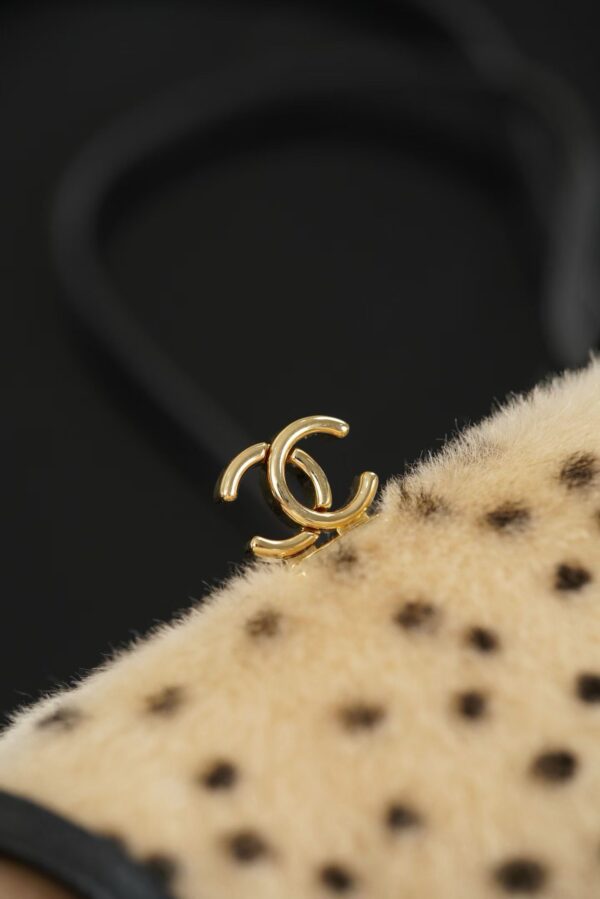 CHANEL Clutch with chain