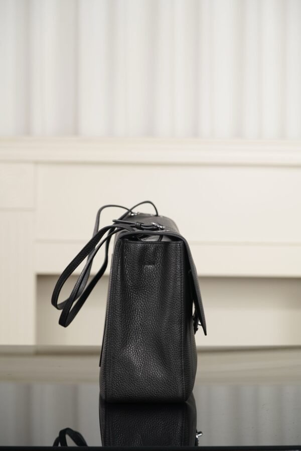 CHANEL Maxi Flapbag