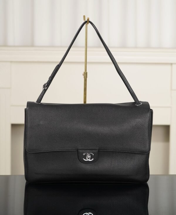 CHANEL Maxi Flapbag
