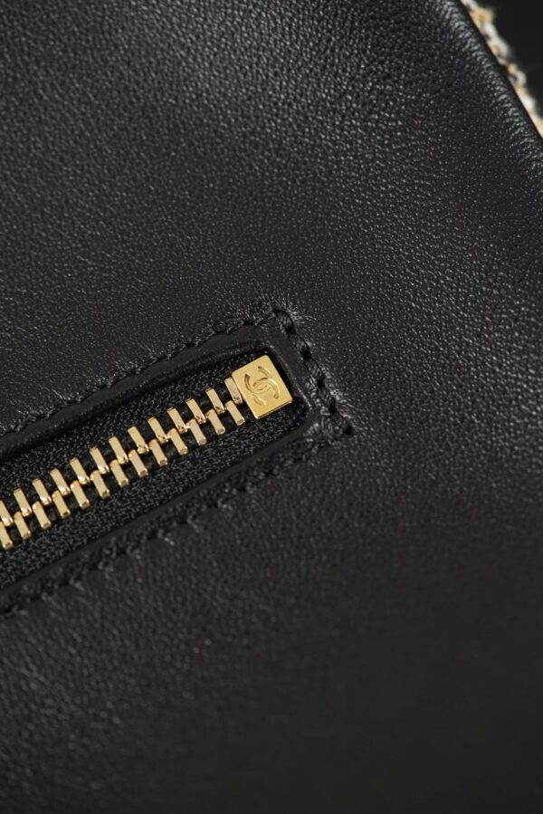 CHANEL Maxi Flap bag