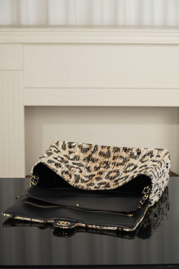 CHANEL Maxi Flap bag