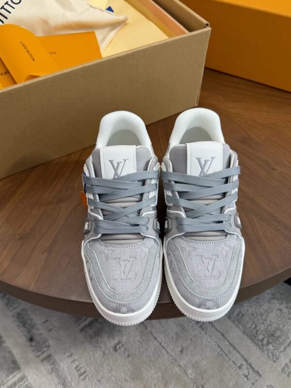 LOUIS VUITTON Sneakers