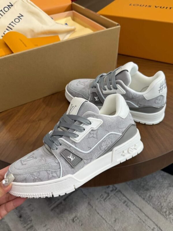 LOUIS VUITTON Sneakers