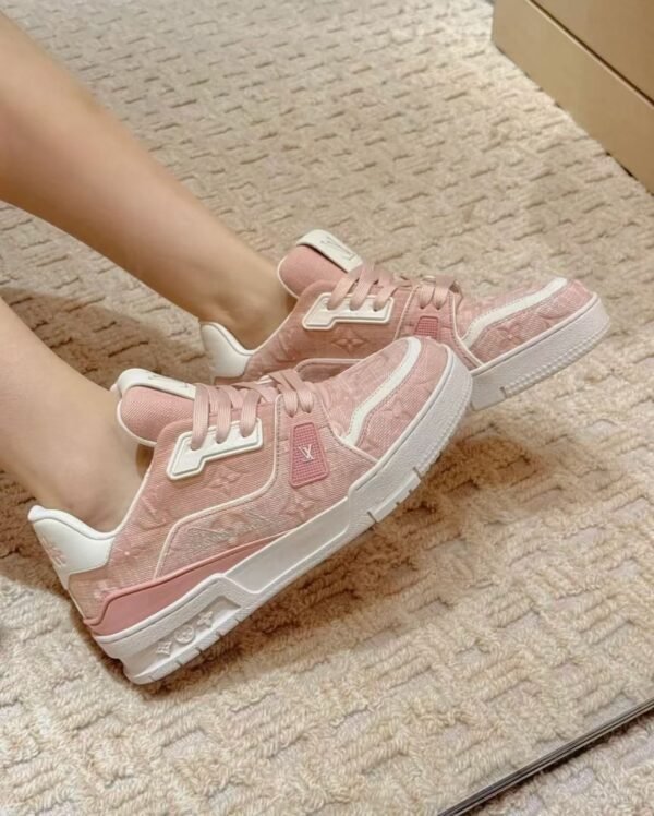 LOUIS VUITTON Sneakers