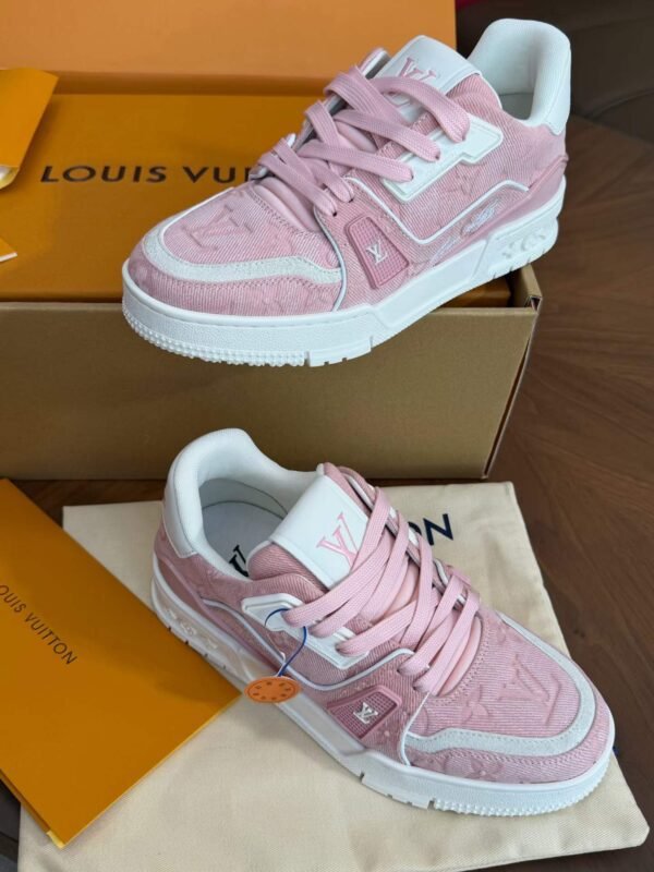 LOUIS VUITTON Sneakers