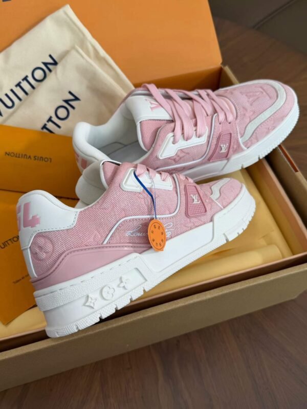 LOUIS VUITTON Sneakers