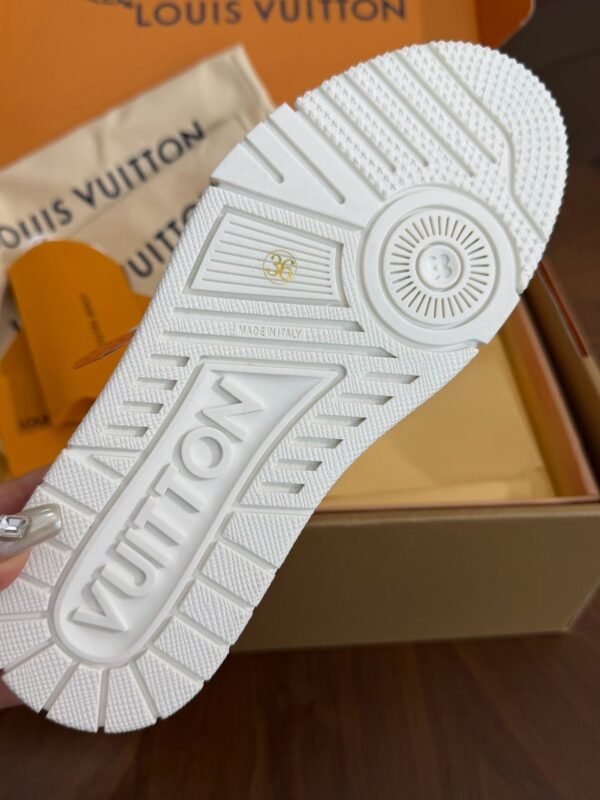 LOUIS VUITTON Sneakers