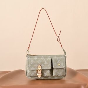 LOUIS UVITTON  M27602 Pochette Accessoire Cargo Bag