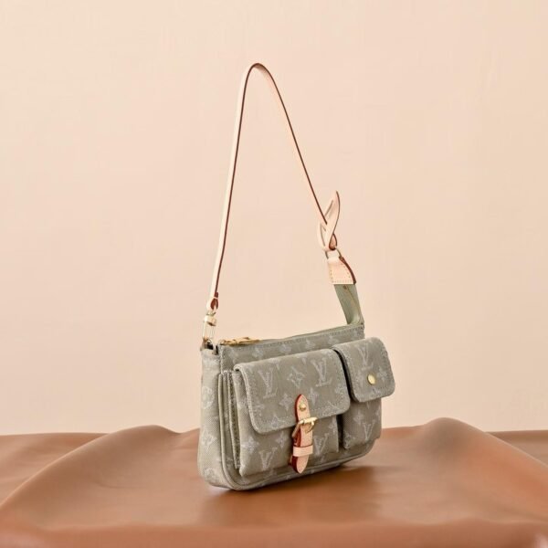 LOUIS UVITTON  M27602 Pochette Accessoire Cargo Bag