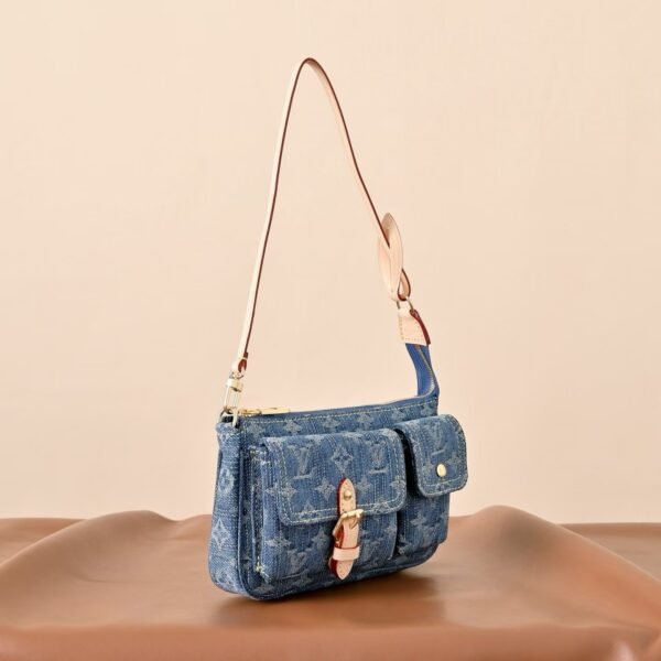 LOUIS UVITTON  M27602 Pochette Accessoire Cargo Bag