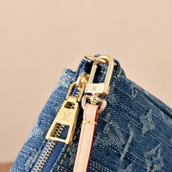 LOUIS UVITTON  M27602 Pochette Accessoire Cargo Bag