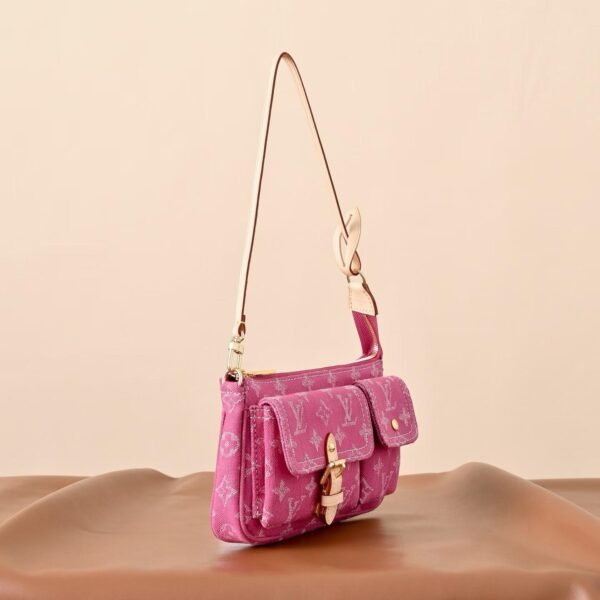 LOUIS UVITTON  M27602 Pochette Accessoire Cargo Bag