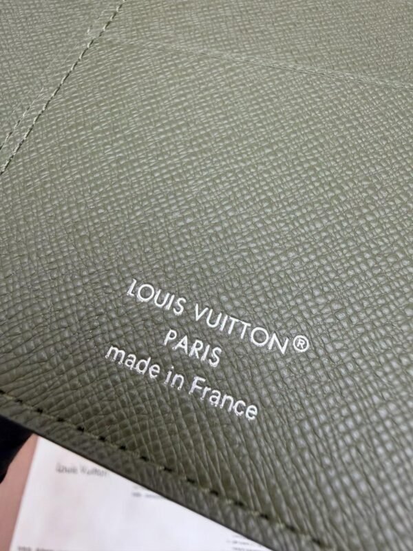 LOUIS VUITTON M28642 Wallet