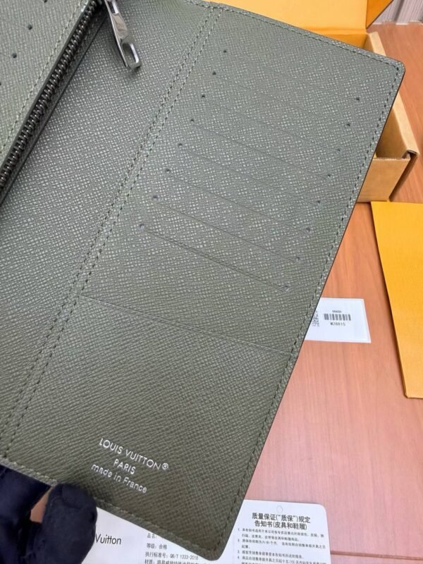 LOUIS VUITTON M28642 Wallet