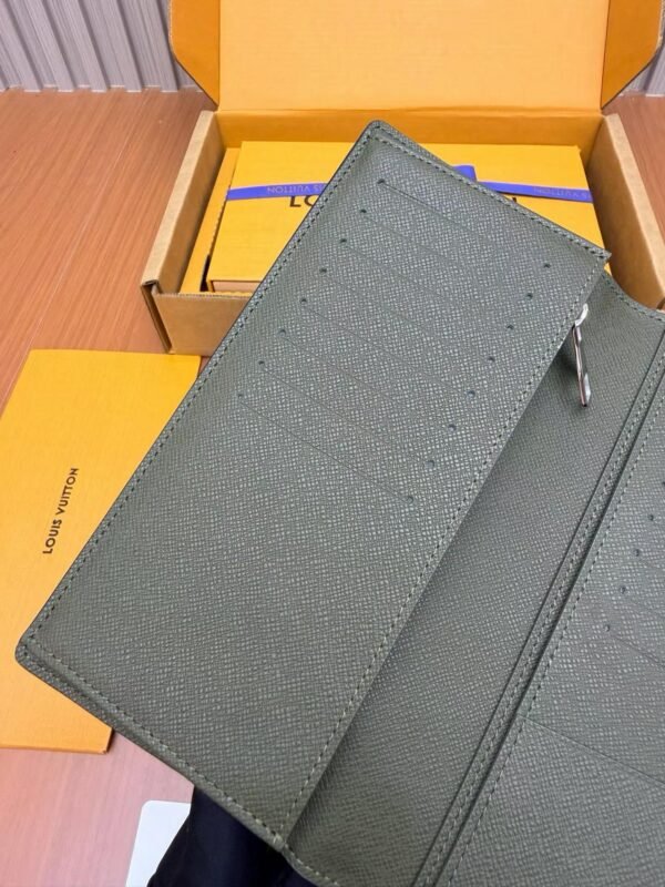 LOUIS VUITTON M28642 Wallet