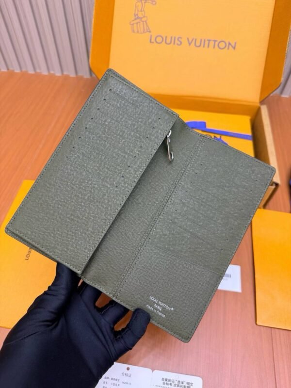 LOUIS VUITTON M28642 Wallet