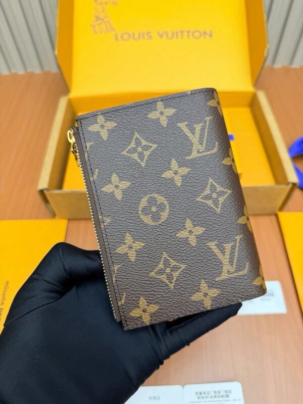 LOUIS VUITTON M29550 Locked Passport Cover